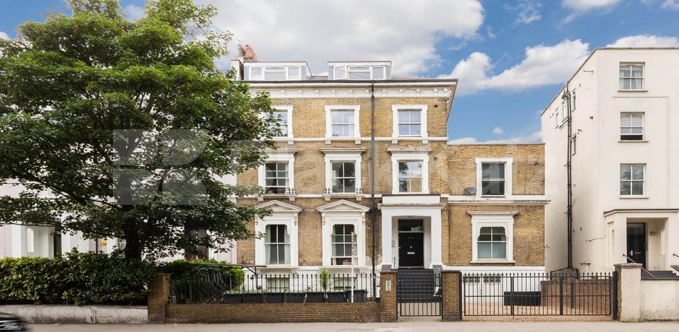 A fantastic spacious studio set within a gated double fronted house Camden Road , Camden Borders 